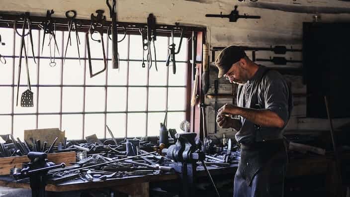 Handwerker in Werkstatt Craftnote App