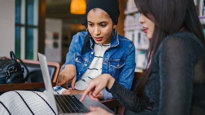 Header ASO Blog Post – Frauen zeigen auf Laptop