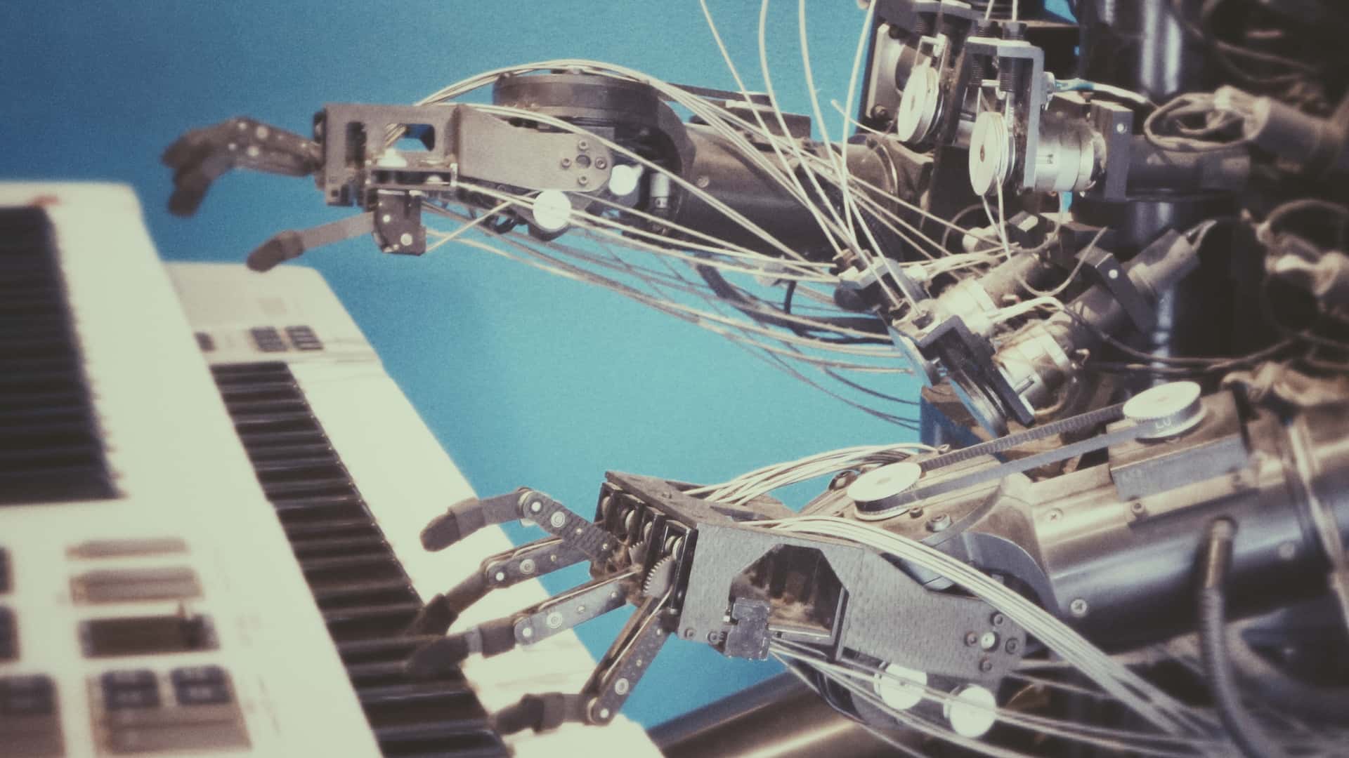Klavier spielender Roboter als Beispiel für KI und Maschinelles Lernen